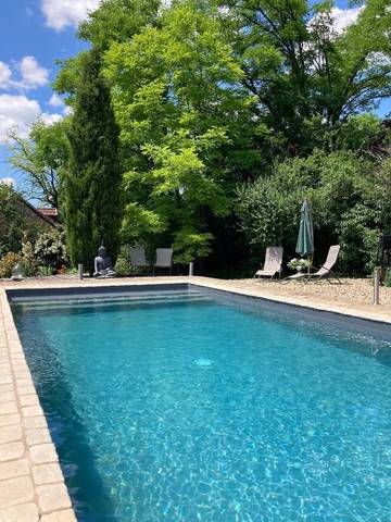 Location de vacances pour 3 personnes, avec jardin et piscine à Brouchaud