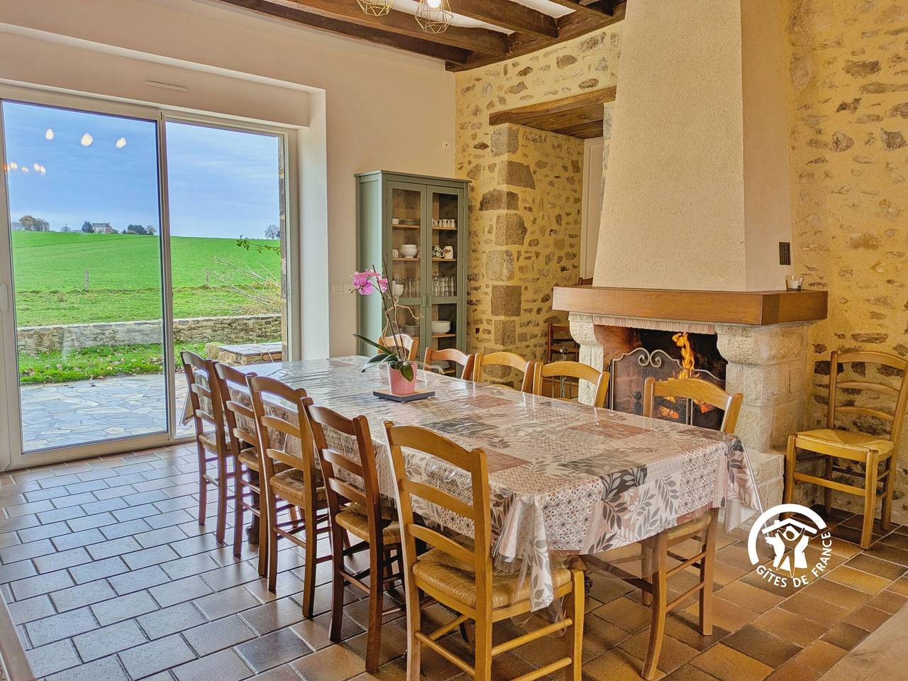 Gîte spacieux en pleine nature avec étang de pêche in Saint-Aubin-du-Désert, Mayenne