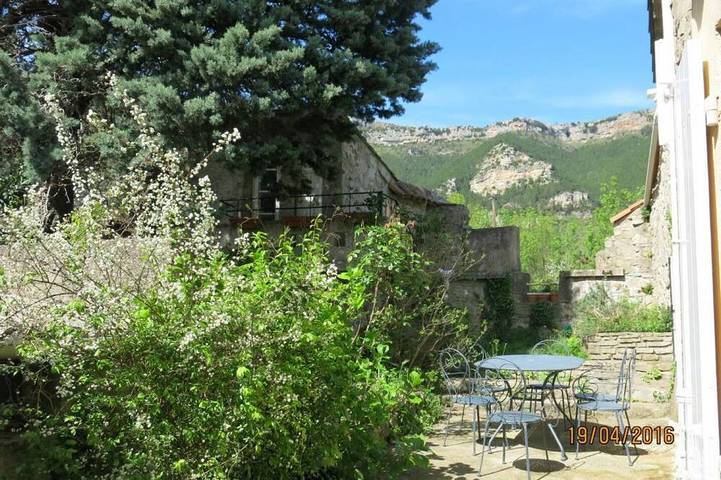 Location de vacances pour 6 personnes, avec jardin à Saint-Étienne-de-Gourgas