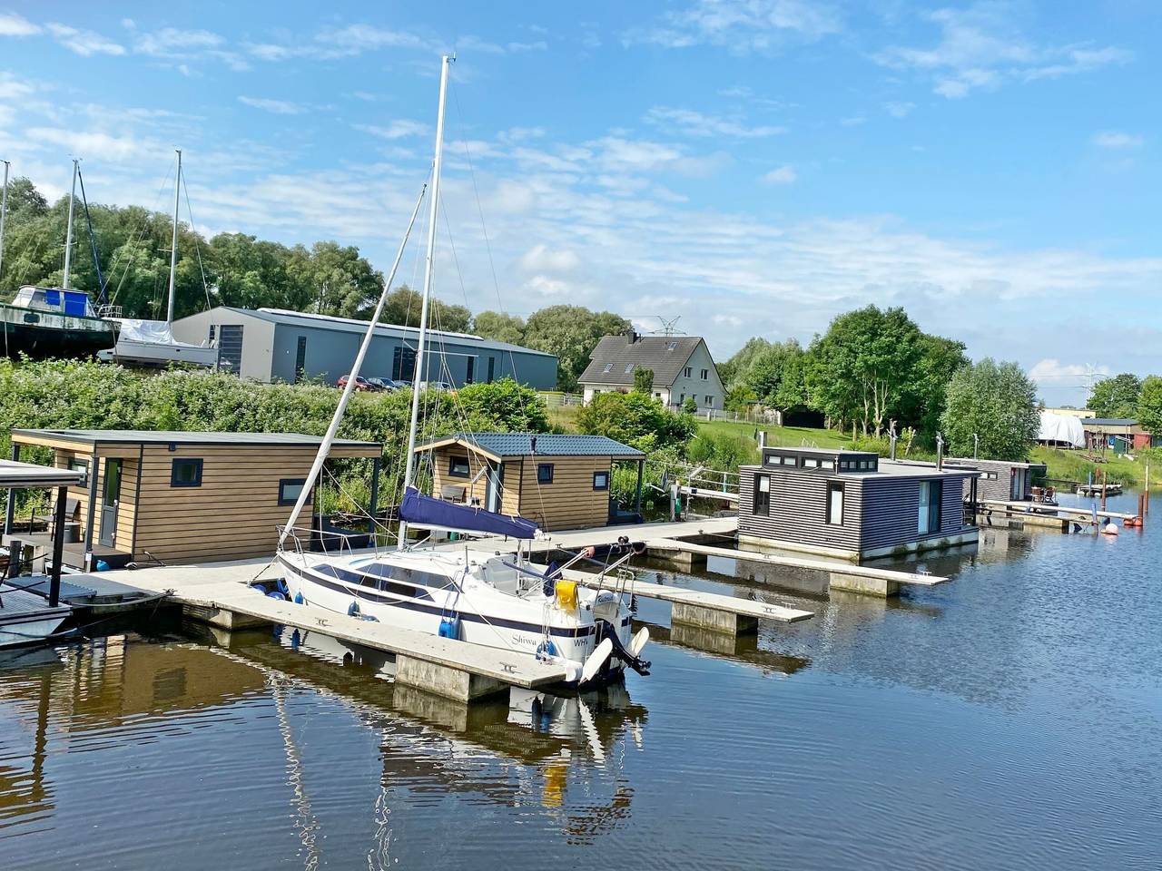 Hausboot Kht 2 Lacet mit Elektrokamin im Salon, 1 Schlafraum, Küche, Duschbad m in Wilhelmshaven, Südliche Nordseeküste