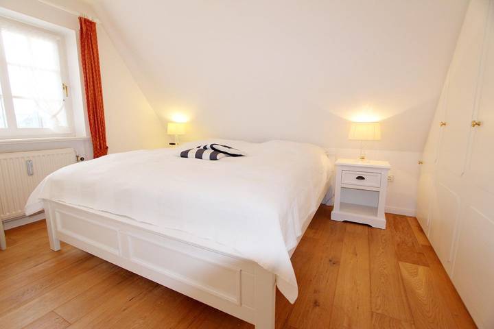 Idyllisch gelegene Hausscheibe im typischen Friesenhaus-Stil mit 2 Bädern in Wenningstedt, Sylt
