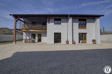 Gîte pour 6 personnes, avec jardin et terrasse à Pérouges