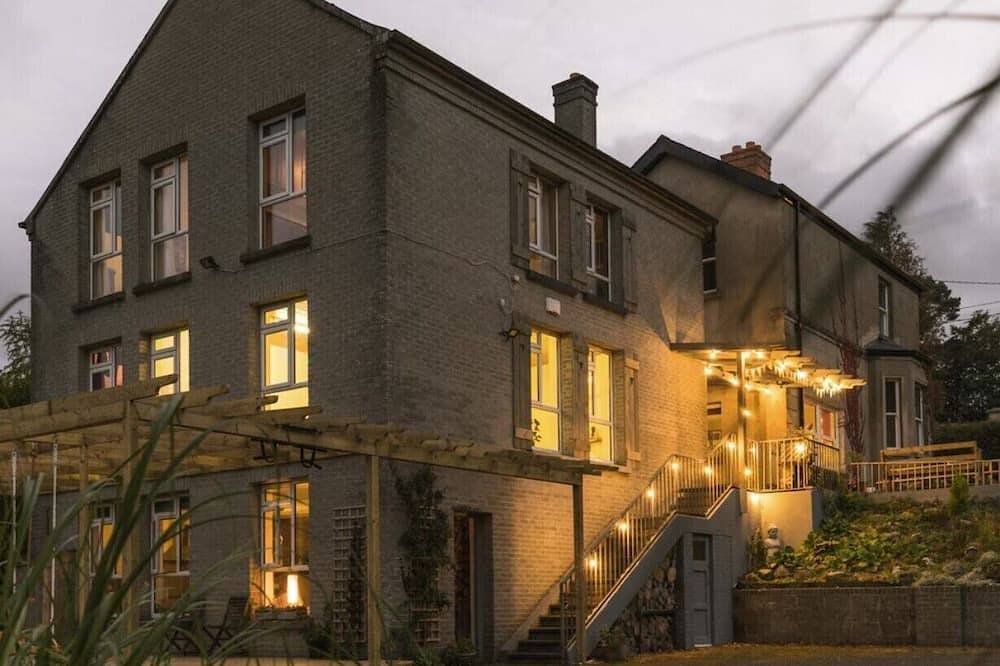 Large 9-Bed Wicklow Retreat • Sleeps 18+ • Valley Views • Sauna • Parking in County Wicklow