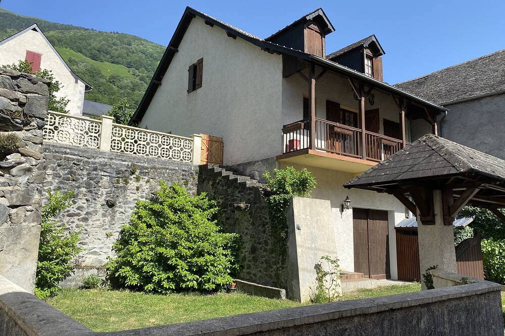 Mountain house in the heart of the village in the upper Aspe Valley in Urdos, Béarn