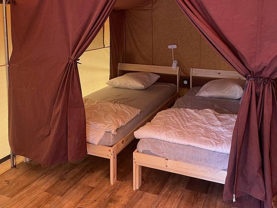 Camping Vert Bord D'eau - Canvas and wooden tent 4 persons - wooden floor, 2 bedrooms, fitted kitchen, terrace in Saint-Symphorien (Dordogne), Langon region