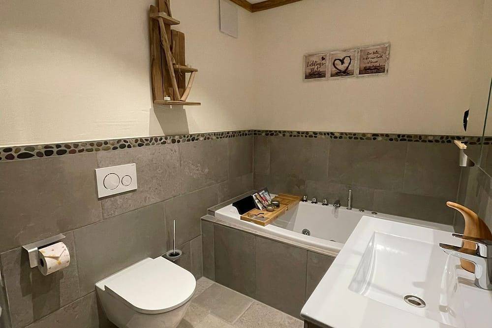 Apartamento inteiro, 5-star Fewo Zirbe: Wellness luxury with sauna & whirlpool bathtub in Arnbruck! in Arnbruck, Vorderer Bayerischer Wald