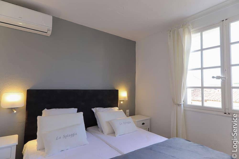 Appartement entier, Superbe appartement climatisé 4 personnes avec vue panoramique sur le Golfe de Saint-Tropez. in Port Grimaud, Grimaud