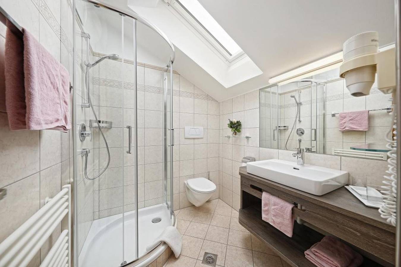 Apartamento entero, Apartamento 'Stöckerhof Traube' con vistas a la montaña, piscina compartida y Wi-Fi in Merano, Alpes de Sarntal