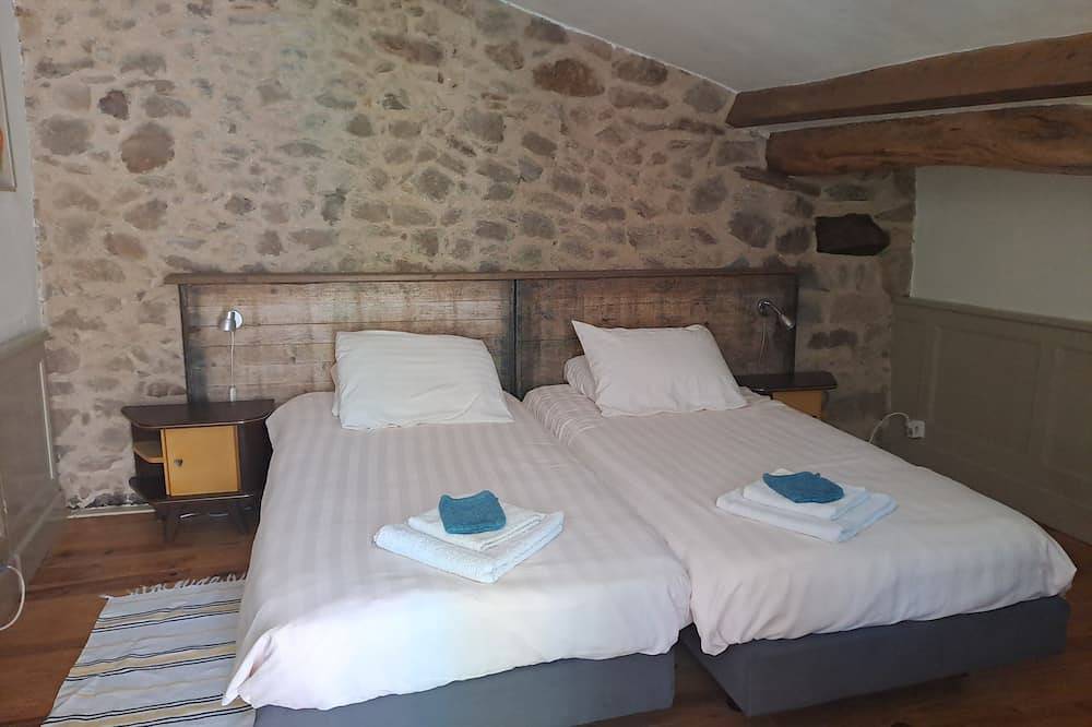 Une charmante chambres d'hôtes avec terasse privé au parc de Limousin. in Saint-Auvent, Parc naturel régional Périgord-Limousin