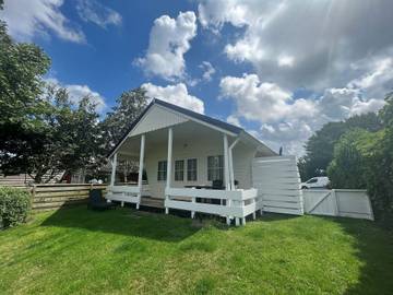 Ferienhaus für 3 Personen, mit Garten und Sauna sowie Terrasse und Seeblick, kinderfreundlich in Anjum