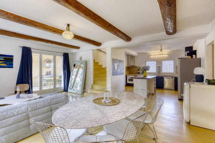 Location de vacances pour 10 personnes, avec terrasse ainsi que jardin et piscine à Saignon - 4