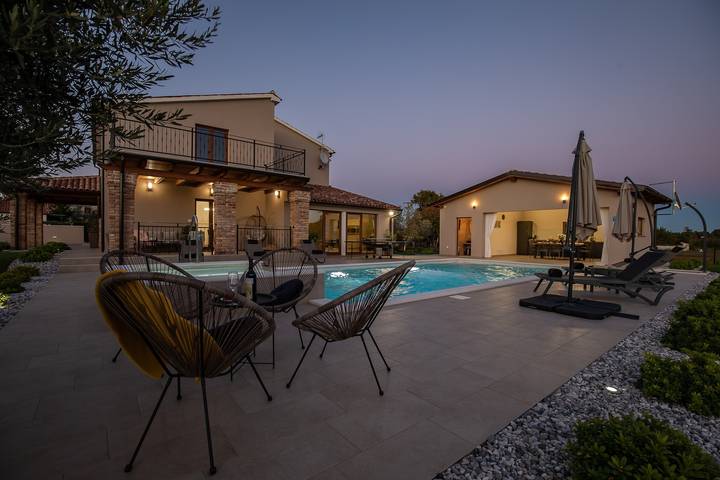 Villa pour 6 personnes, avec piscine ainsi que jardin et terrasse à Loborika - 4