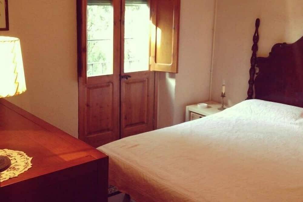 Cal Son is a house located within the urban area of ​​the town of Alpens in Alpens, Catalan Pyrenees
