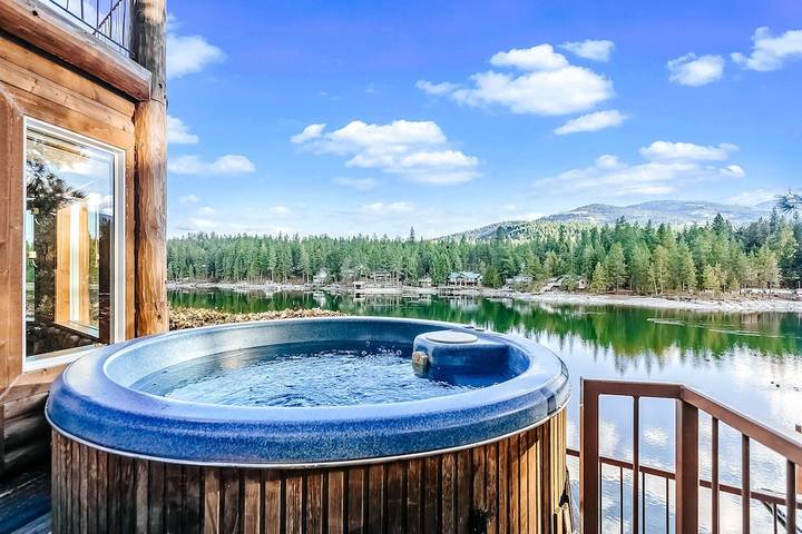Vacation rental for 8 people, with hot tub and balcony, with pets in Post Falls