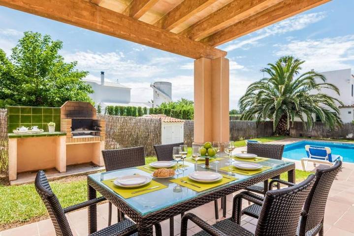 Villa pour 8 personnes, avec piscine ainsi que jardin et balcon à Cala Blanca