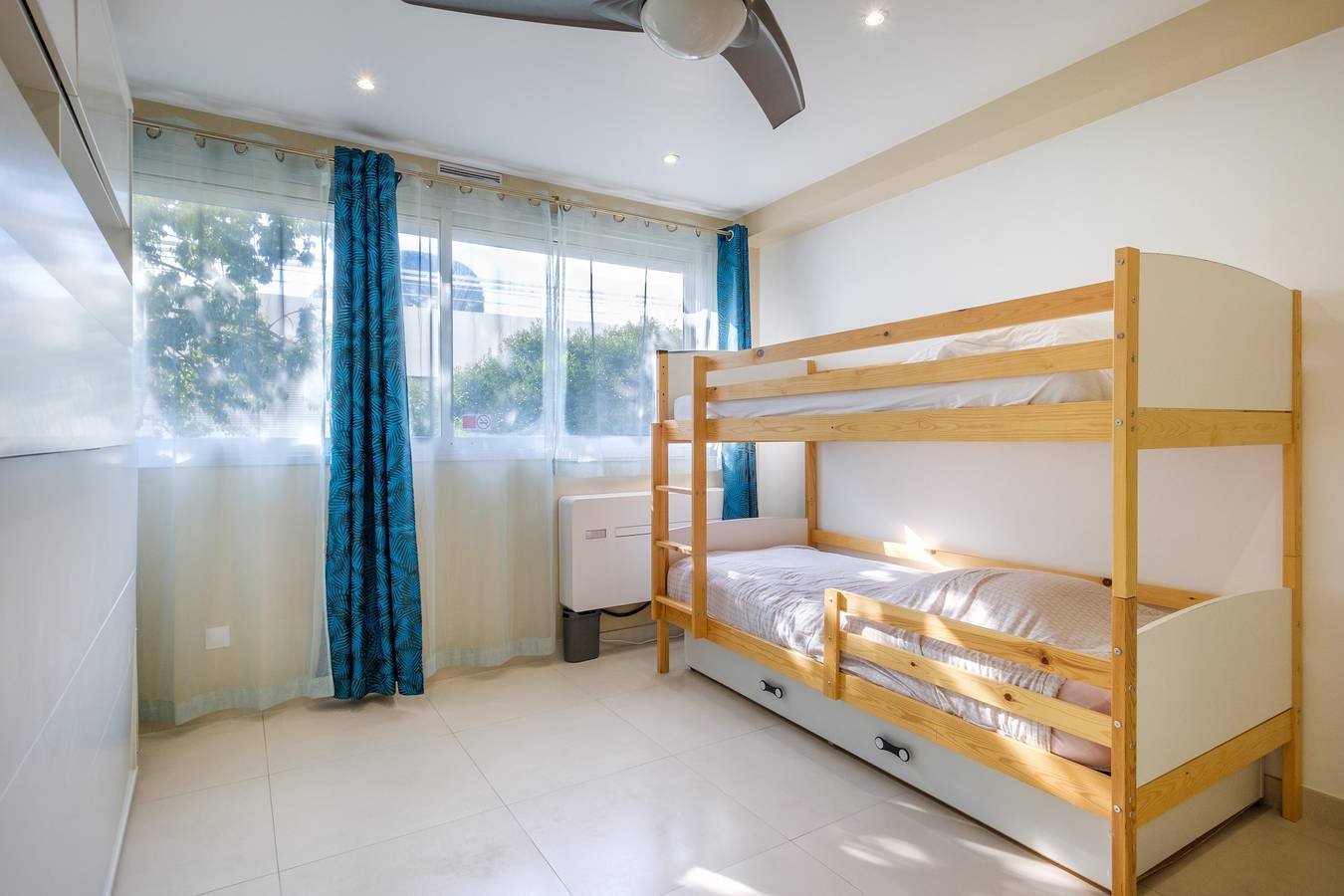 Entire studio, Studio Apartment '3 Lits, 3 P - Marina Baie Des Anges' with Wi-Fi and Air Conditioning in Villeneuve-Loubet Plage, Villeneuve-Loubet