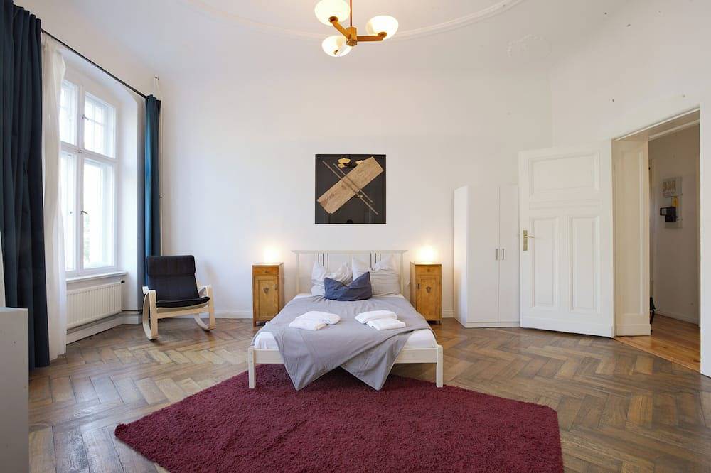 Ganze Wohnung, Großzügige, luxuriös ausgestattete Altbauwohnung mit 3 Zimmern + kleinem Balkon in Charlottenburg Berlin, Berlin