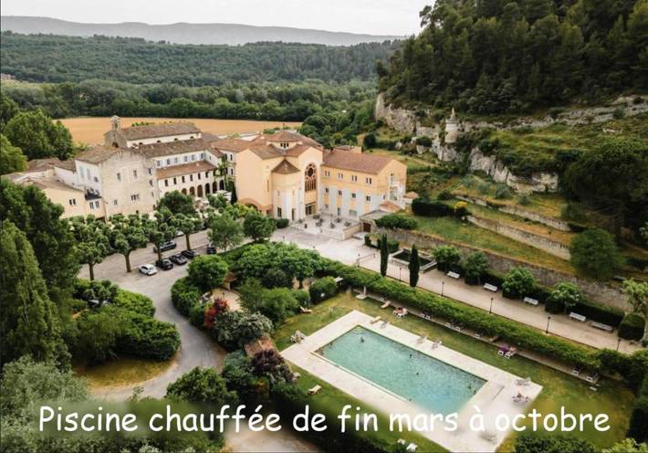 Hôtel pour 2 personnes, avec Terrasse ainsi que Jardin et Piscine à Goult