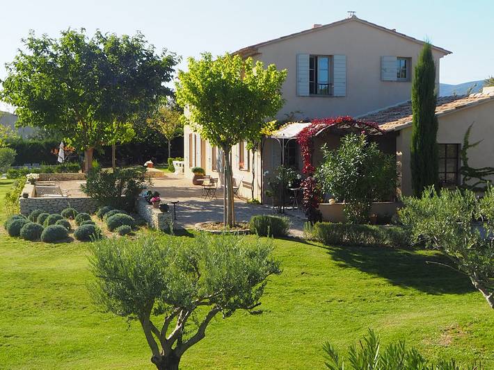 Gîte pour 10 personnes, avec jardin ainsi que piscine et terrasse