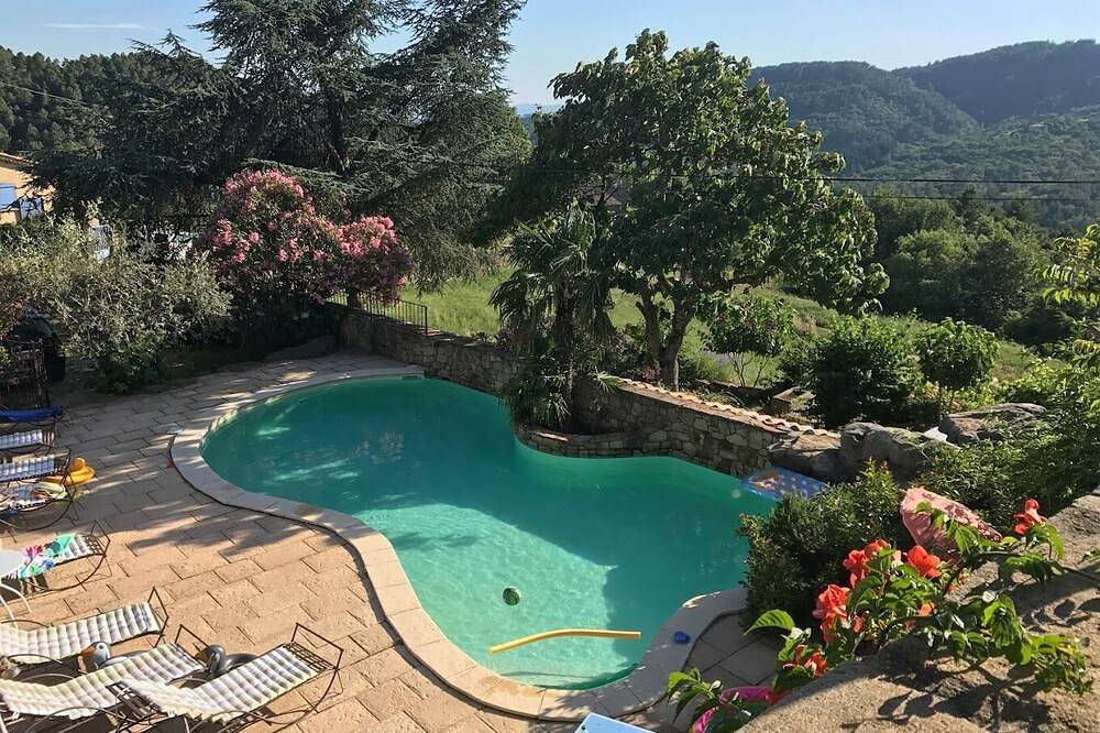 La Feneire est un gîte situé situé au coeur de l'Ardèche. in Ailhon, Parc naturel régional des Monts d'Ardèche