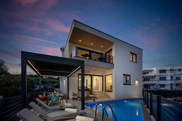 Ferienhaus für 10 Personen, mit Balkon und Balkon/Terrasse sowie Terrasse und Garten in Vodice