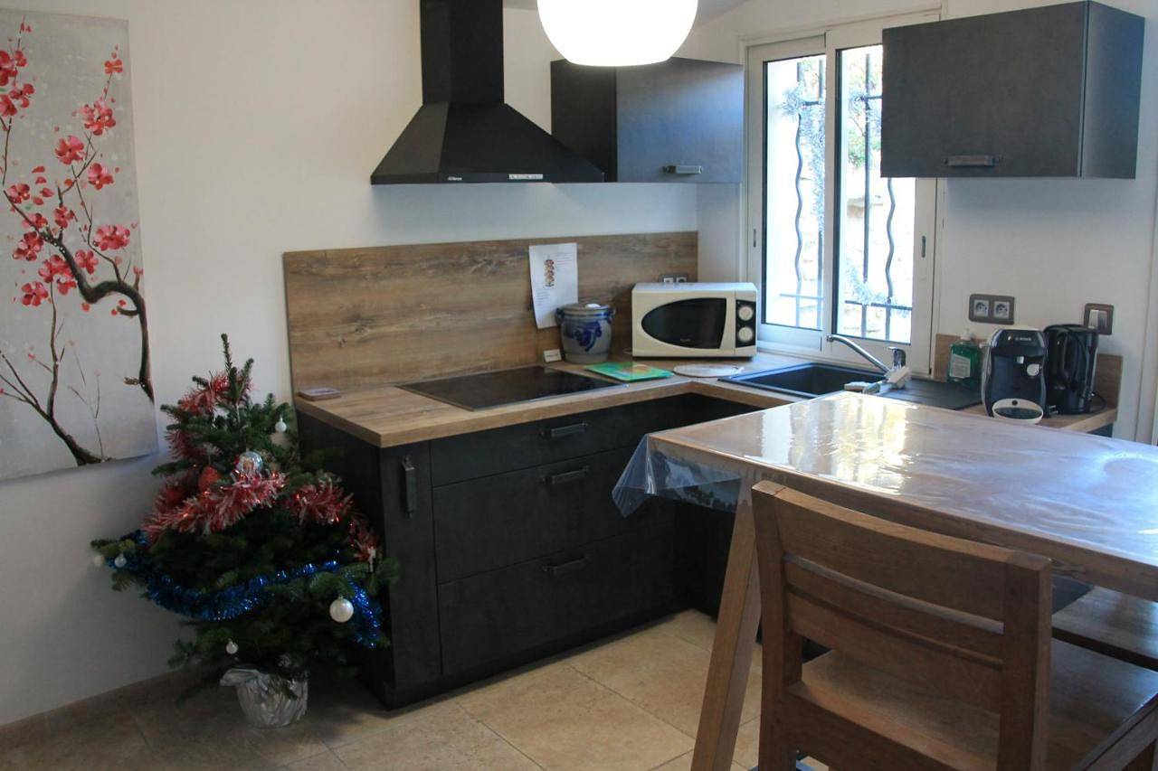 Double Room with Private Bathroom in Villeneuve-lès-Avignon, Région de Nîmes