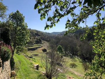 Gîte pour 4 personnes, avec terrasse et piscine ainsi que vue et jardin à Saignon