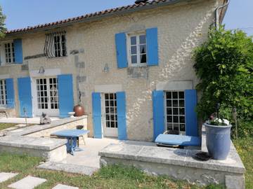 Gîte pour 10 personnes, avec piscine ainsi que terrasse et jardin, adapté aux familles à Lusignac