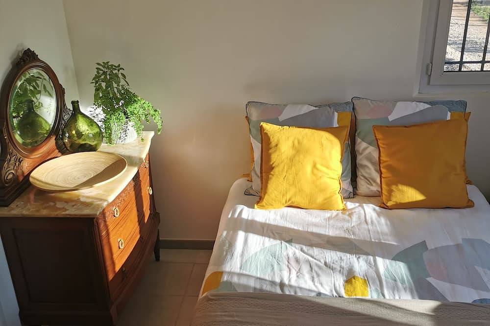 Entire apartment, Charming studio in Provence in Le Luc, Draguignan region