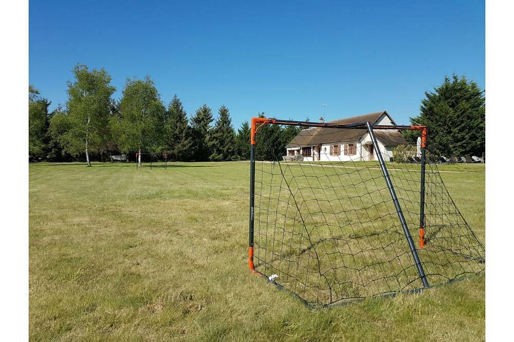 House with private pool on a property with fishing ponds and tennis court in Fontaines-en-Sologne, Sologne
