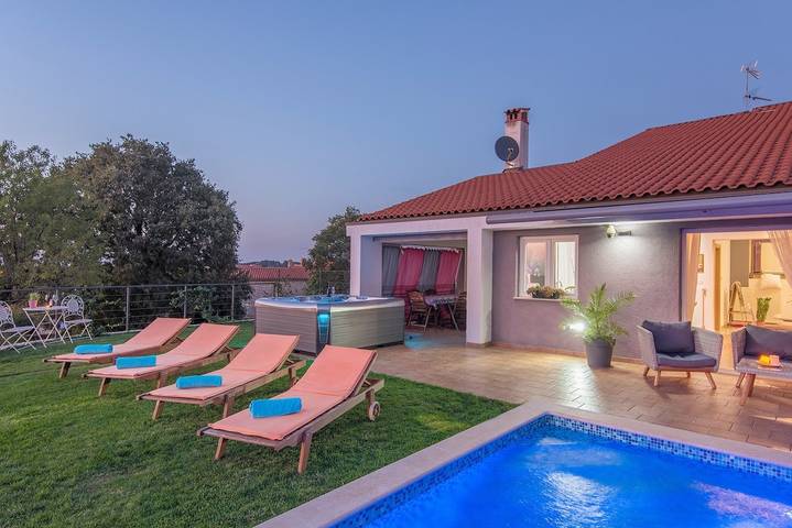 Moderne Villa di Rovigno mit Pool, Whirlpool und Meerblick in Rovinjsko Selo, Rovinj