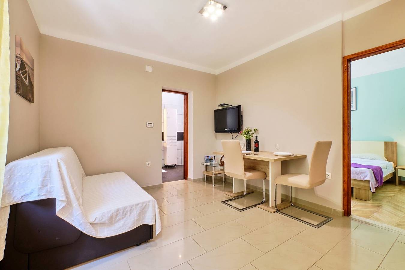 Ganze Wohnung, Das Apartment Ady 2 befindet sich im Erdgeschoss in Mali Losinj. Es ist möglich, 2 Personen unterzubringen. Es liegt in der Nähe des Strandes in der Gegend von Zagazinjine, 450 m vom Zentrum entfernt. in Mali Lošinj, Lošinj