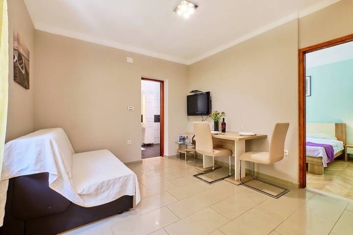 Ganze Wohnung, Das Apartment Ady 2 befindet sich im Erdgeschoss in Mali Losinj. Es ist möglich, 2 Personen unterzubringen. Es liegt in der Nähe des Strandes in der Gegend von Zagazinjine, 450 m vom Zentrum entfernt. in Mali Lošinj, Lošinj (Kvarner Bucht)
