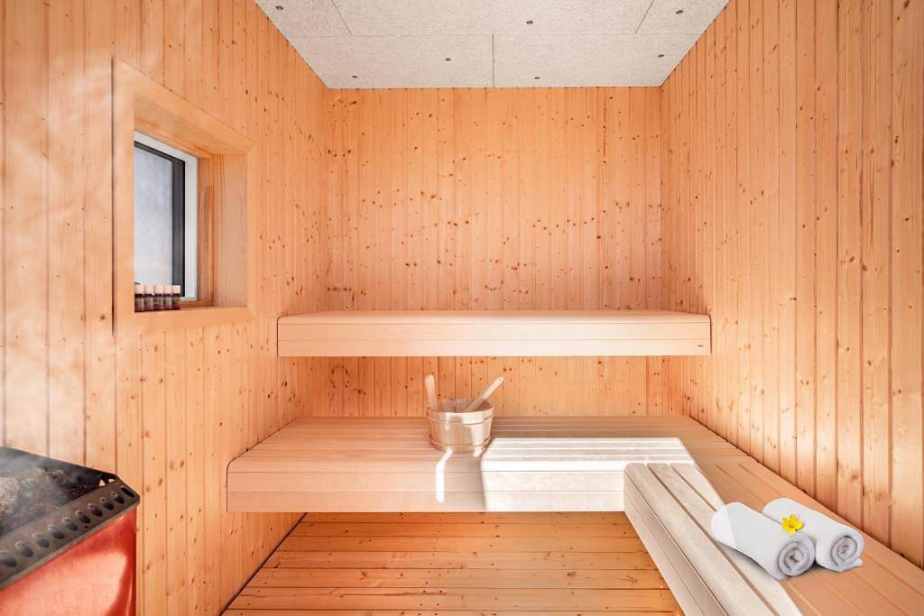 Smagfuldt indrettet  sommerhus med panorama udsigt over Henne Strand by, beliggende Falkevej 12. in Henne, Varde (Danmark)