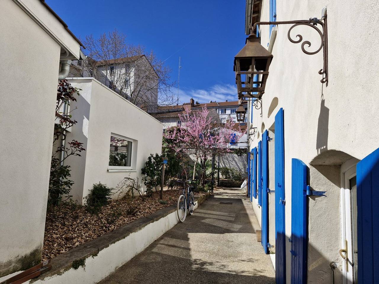 Chambres d'hôtes "La Cerisaie" - Chambre "Le Camélia" in Lyon, Rhône