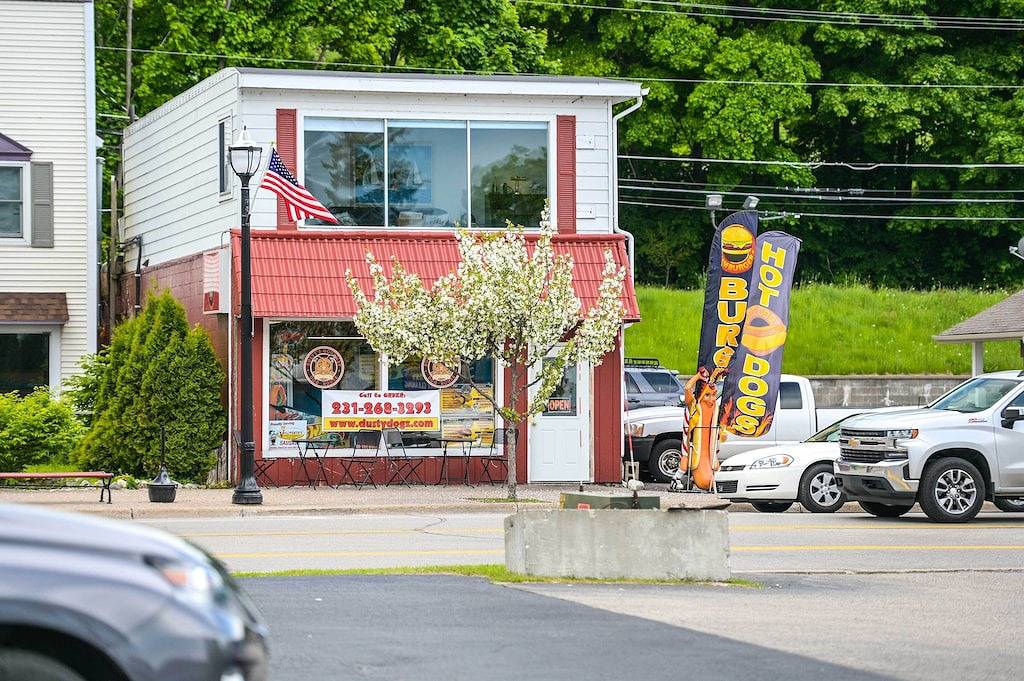 Ganze Wohnung, Walkable St Ignace Condo w/ Lake Huron Views in St. Ignace, Mackinac County