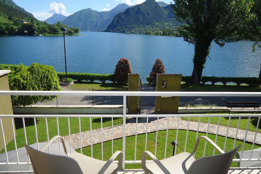 Ganze Wohnung, Direkt Am Strand/See, Fewo bis 4 Pers., Pool und Garten in Idro, Gardasee-Berge