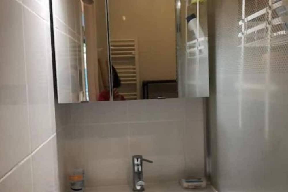 Apartamento entero, Logement Entier Calme : 2pieces 45m2 + Terrasse 13m2 Avec Parking, 5min Metro in Saint-Denis, Sena-Saint Denis