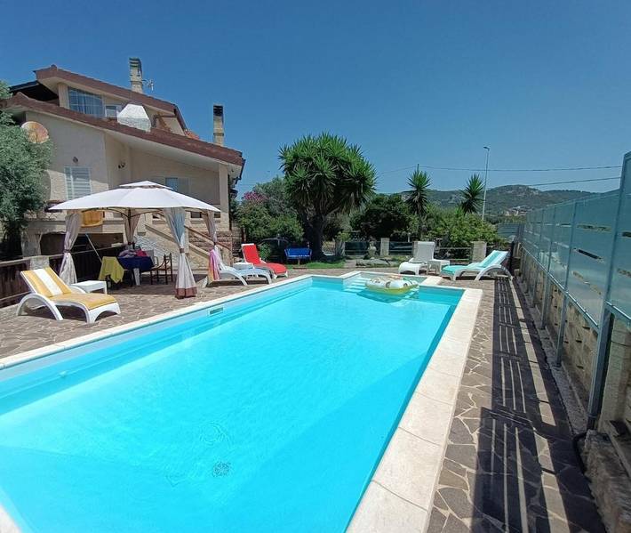 Appartamento per 2 persone, con piscina e panorama nonché giardino in Carbonia