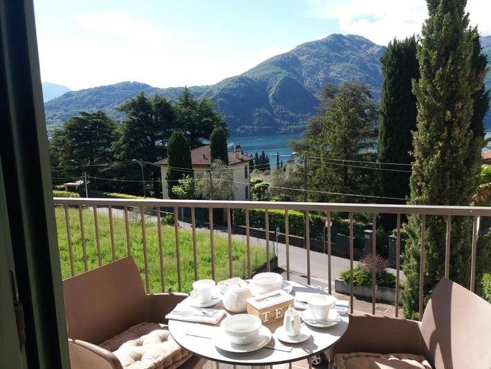Appartement de vacances pour 4 personnes, avec vue sur le lac et piscine ainsi que vue et balcon
