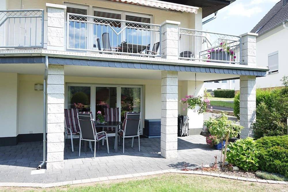 ****Komfort-Fewo Kleines Kylltal in Oberstadtfeld/Eifel, 30 qm große Südterrasse in Oberstadtfeld, Vulkaneifel