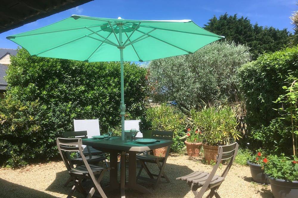 Authentic Breton village and small house by the sea in Plouharnel, Côte des Mégalithes