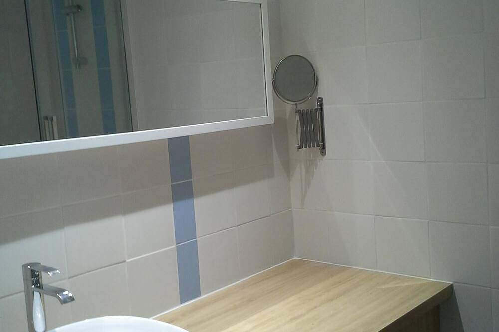 Entire apartment, Bright apartment with views of the beach at 20 meters La Rochelle Les Minimes in La Rochelle, La Rochelle region
