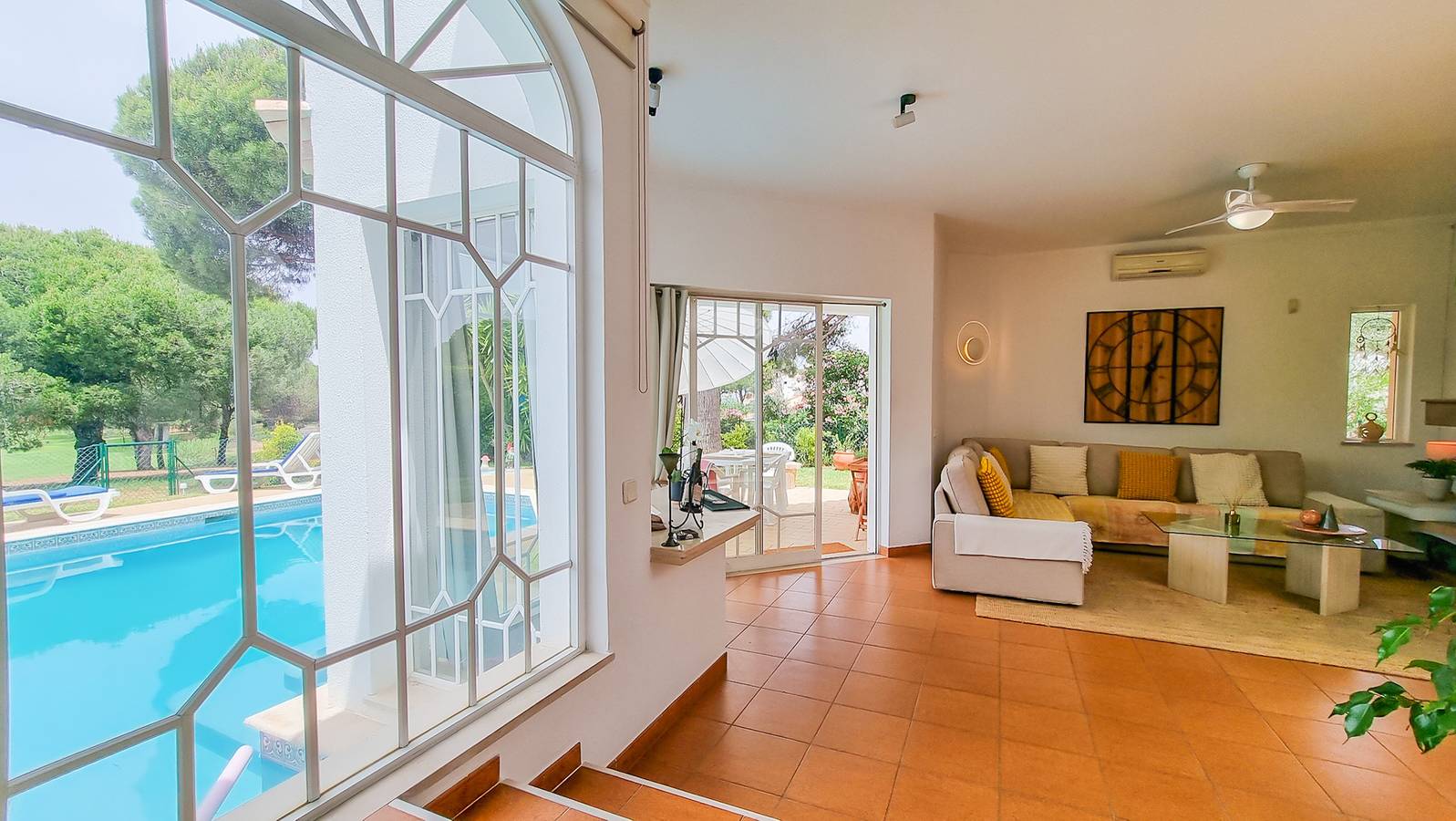 Casa de vacaciones 'Maria - Vilamoura Golf Side' con piscina, terraza y Wi-Fi in Quarteira, Distrito de Faro