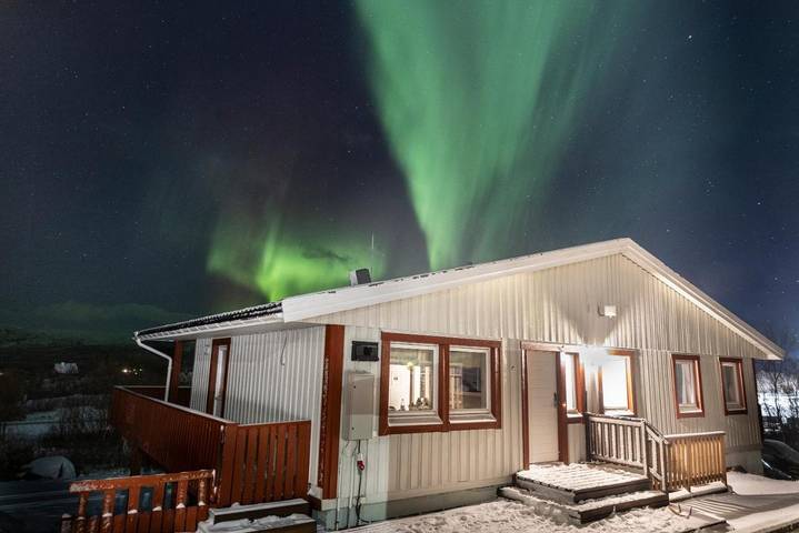 Location de vacances pour 6 personnes, avec Balcon et Terrasse ainsi que Jardin et Vue sur le lac à Abisko