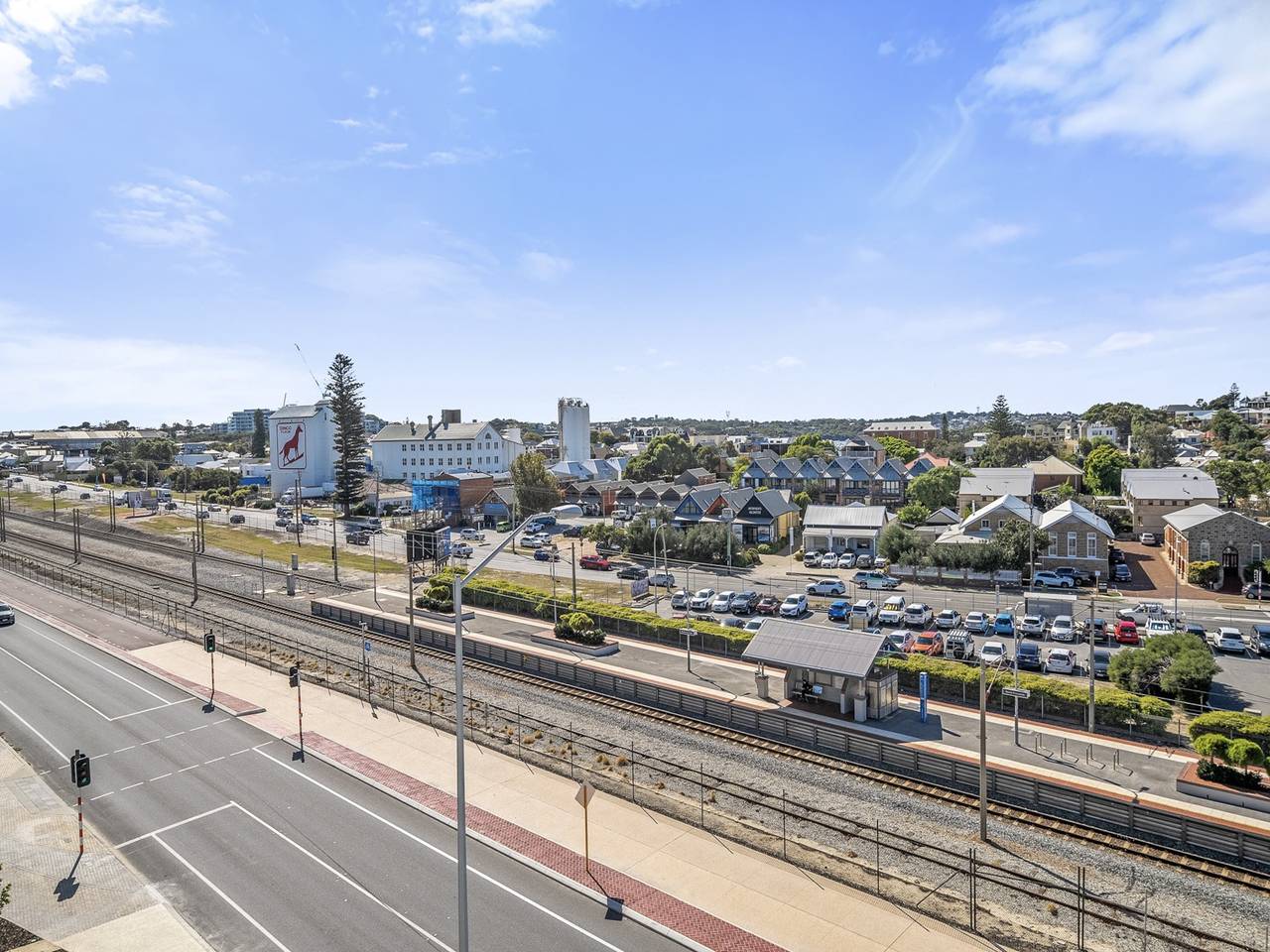 Entire apartment, Stylish 2-Bed Unit with Views & Rooftop Access in North Fremantle, Perth