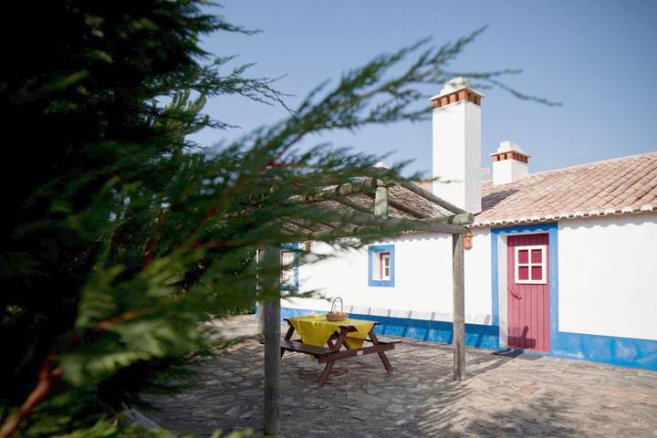 Location de vacances pour 3 personnes, avec terrasse ainsi que vue et piscine, animaux acceptés à Vila Nova de Milfontes - 4