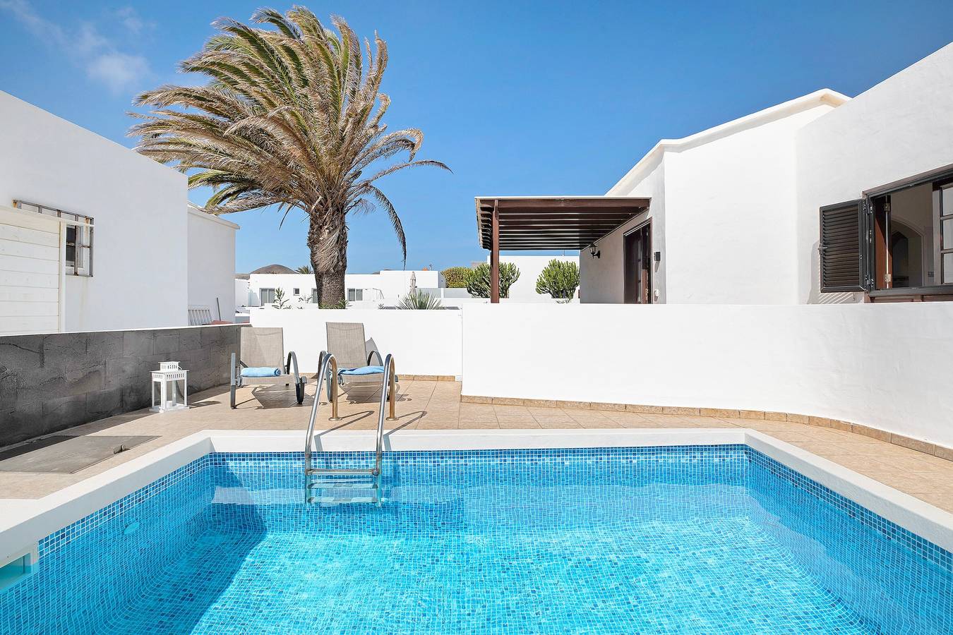 Casa de vacaciones "El Charco Azul" con piscina, terraza y Wi-Fi in Charco del Palo, Haría