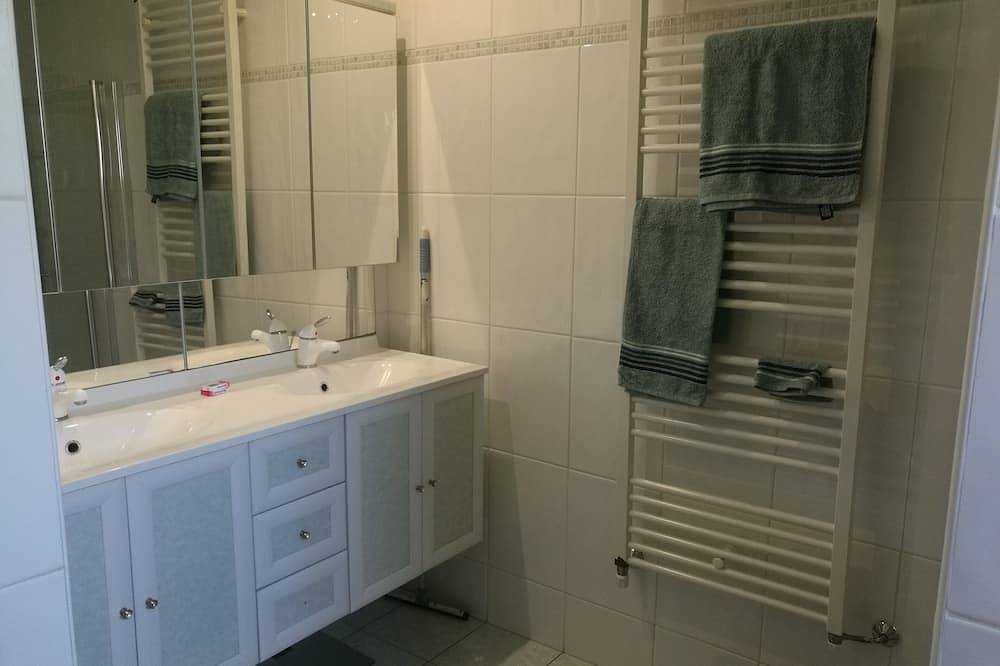 Appartement entier, L'Oliveraie Détente et nature au coeur des volcans in Chauriat, Région de Clermont-Ferrand