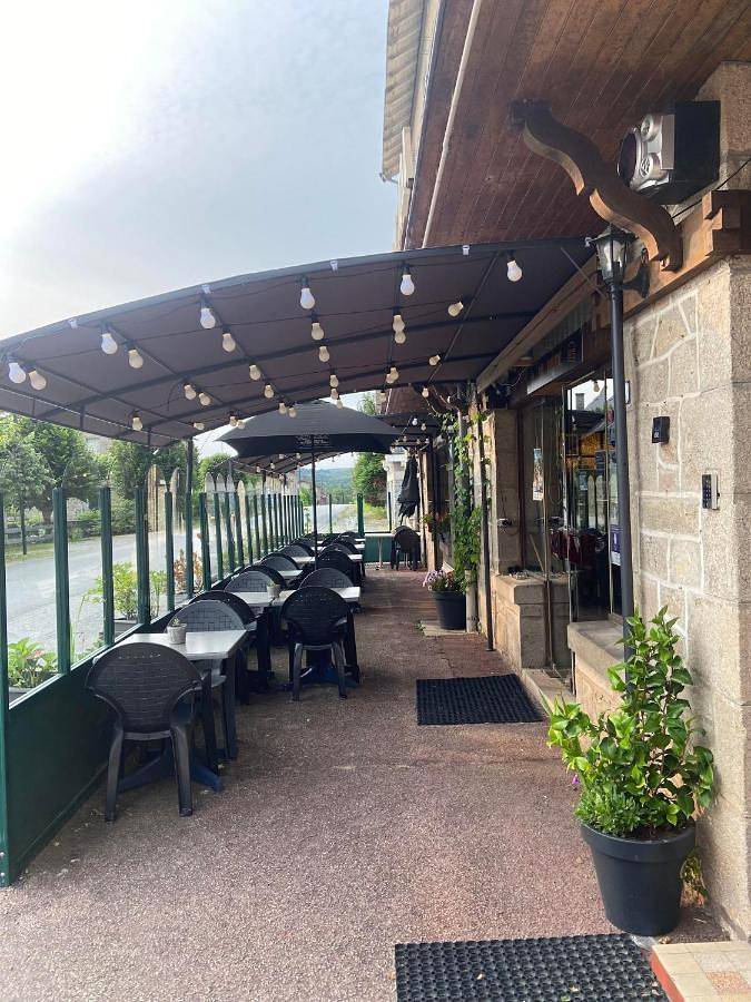 Auberge du Bois de l'étang - Motel les Tilleuls in Peyrat-le-Château, Région de Limoges